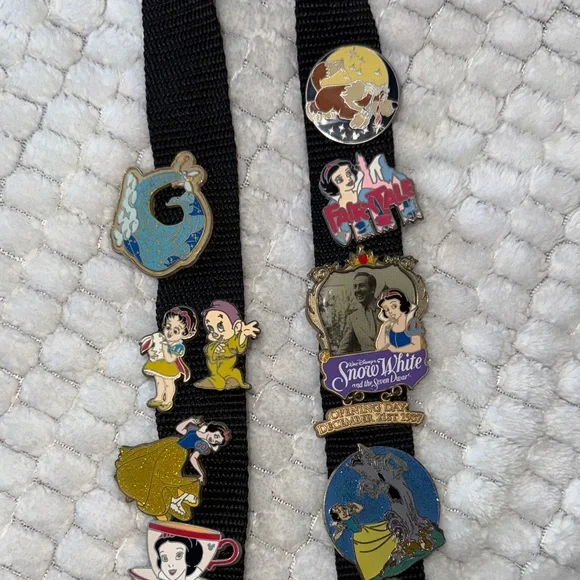 Disney Black Lanyard with Snow White Pins - Picture 4 of 4
